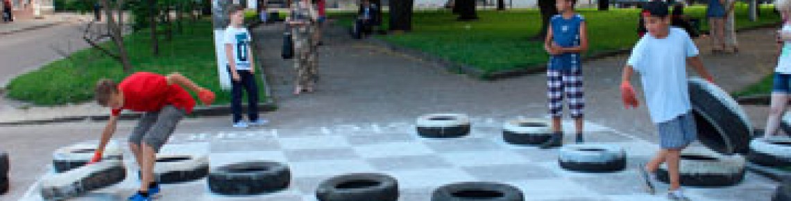 У Конотопі грали в шашки автомобільними покришками У Конотопі грали в шашки автомобільними покришками