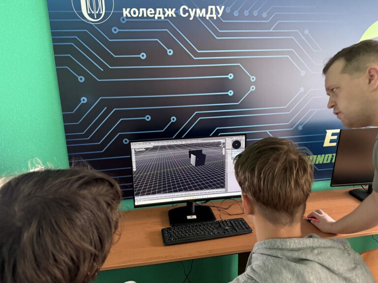 Учасники працюють у 3D-редакторі.