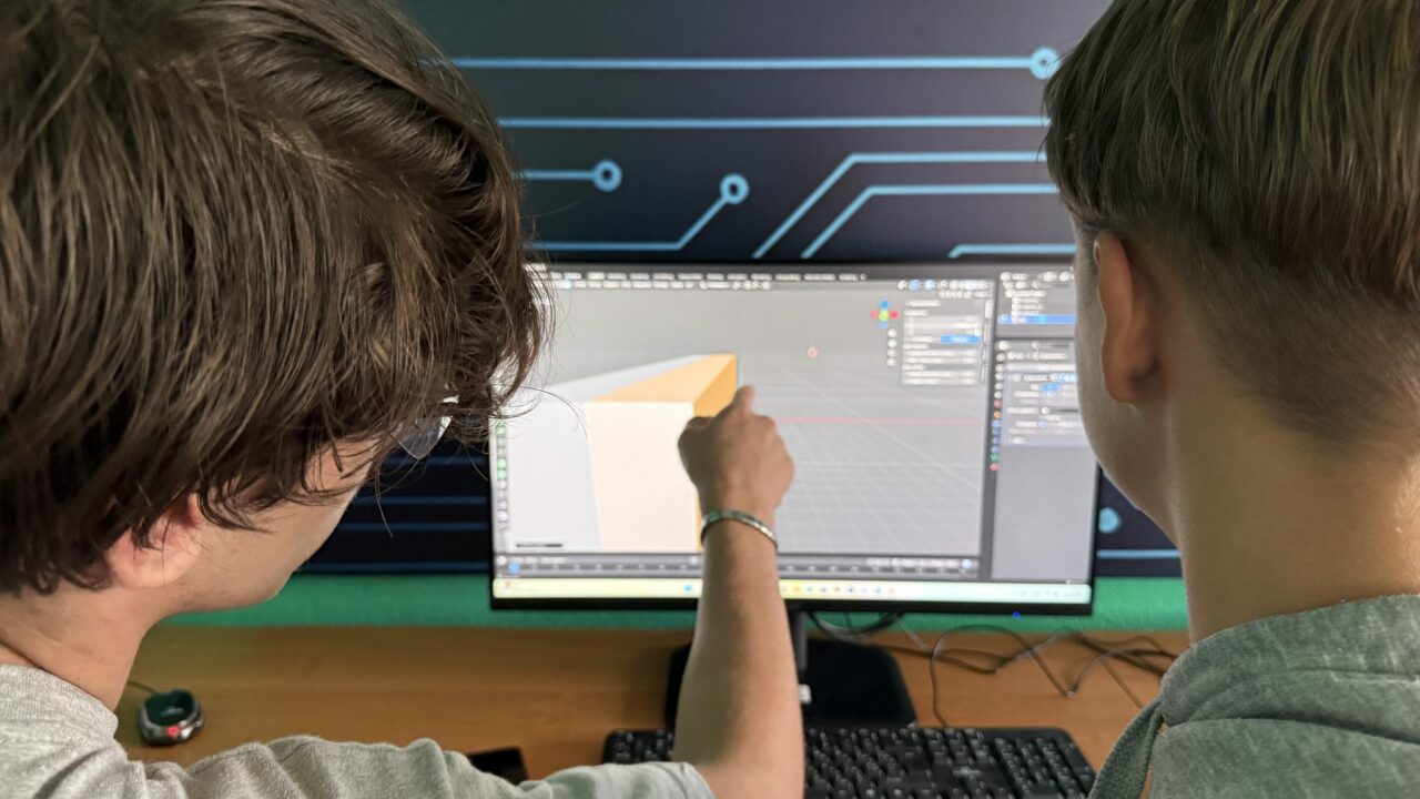 Учасники гуртка «3D-Майстерня» розбирають свою першу модель у Blender.