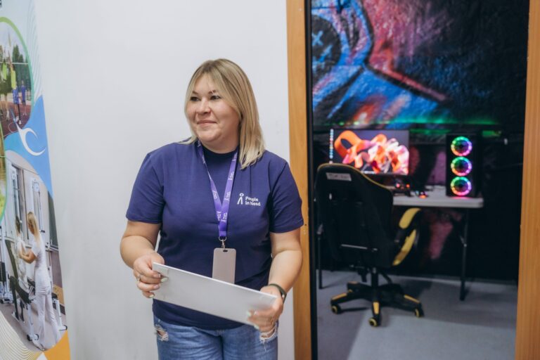 Учасниця відкриття біля ігрової станції центру.