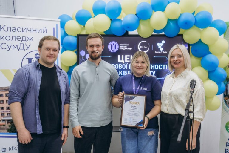 Вручення подяки під час відкриття центру.