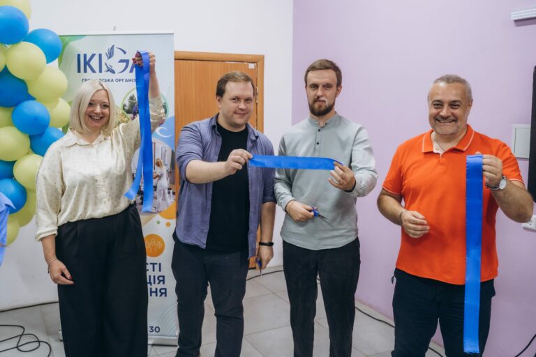Урочисте перерізання стрічки на відкритті центру.